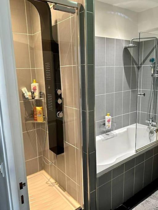 Private Bedrooms Near Eiffel Tower Париж Экстерьер фото